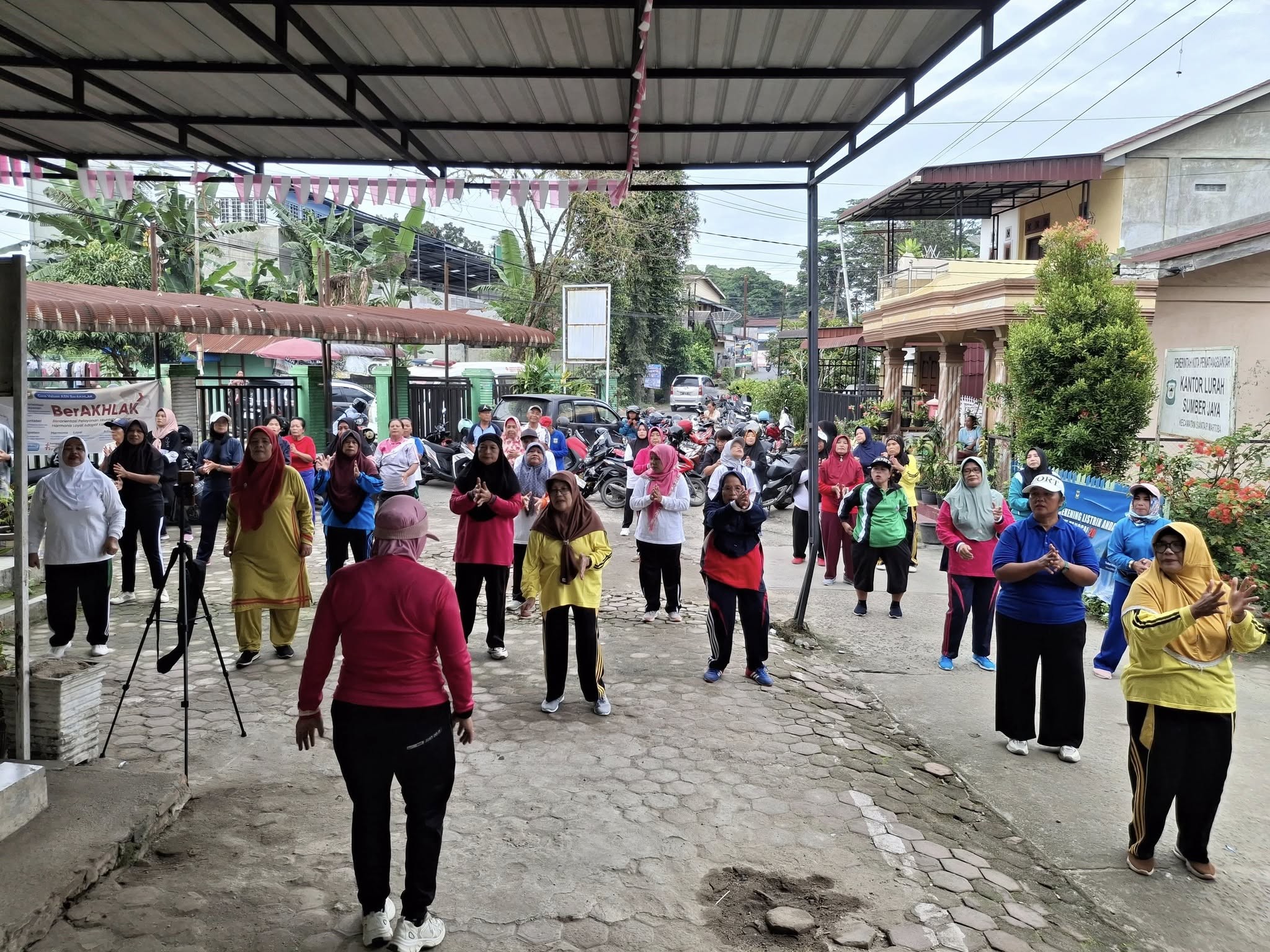 Senam sehat, PROLANIS  PUSKESMAS RAMI untuk para ibu dan bapak lansia di halaman UPTD Puskesmas Rami