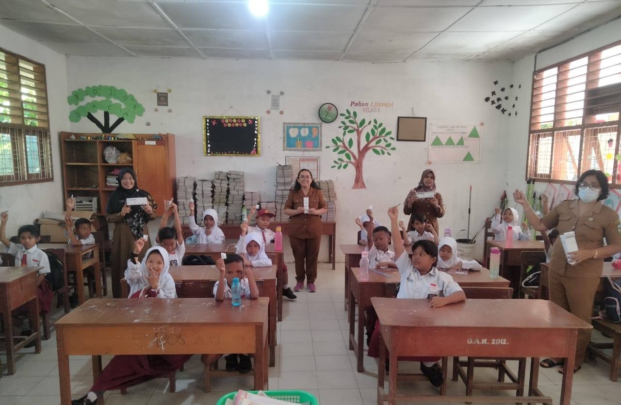 Pemberian Obat cacing di SD Negeri Sumber Jaya, SD RK 7 dan SD Koramil Puskesmas Rami September 2025